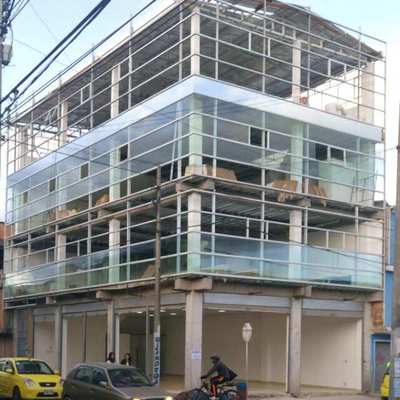 Fachada con estructuras metálicas