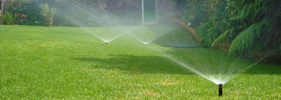 Sistemas de riego en jardines particulares