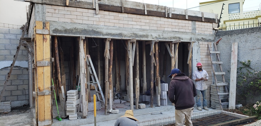 Colado de losa de salón de usos múltiples en vivienda residencial