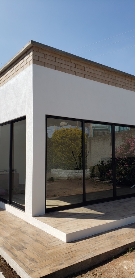 Exterior de salón de usos múltiples en vivienda residencial