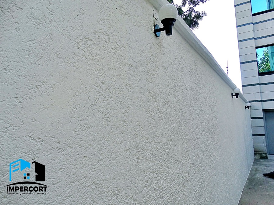 Impermeabilizante acrílico en muros, color blanco fresco.