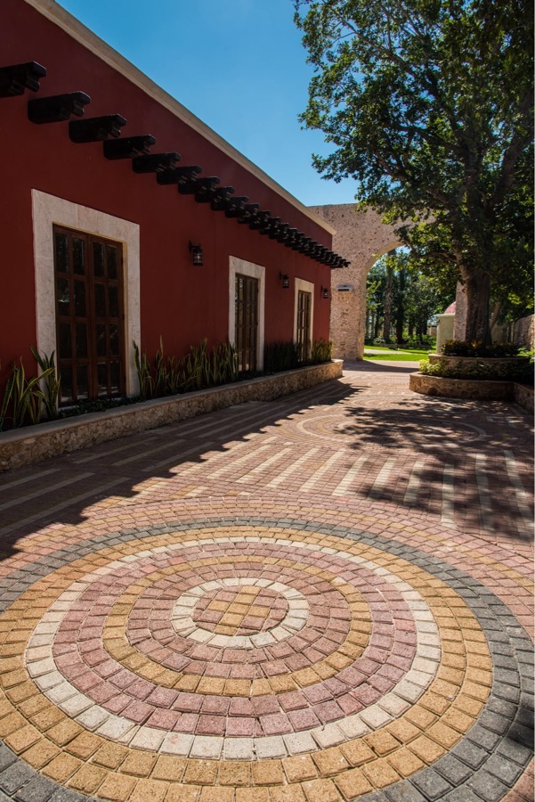 Piso de adoquines de concreto en área de terraza exterior