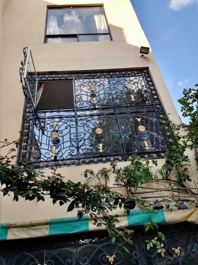 Ventana con protección de herrería