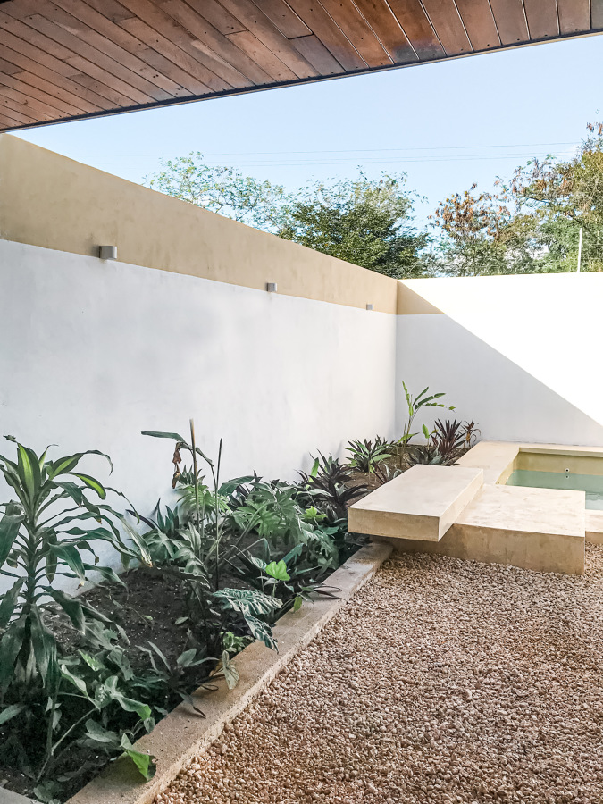 Patio y piscina casa Zen