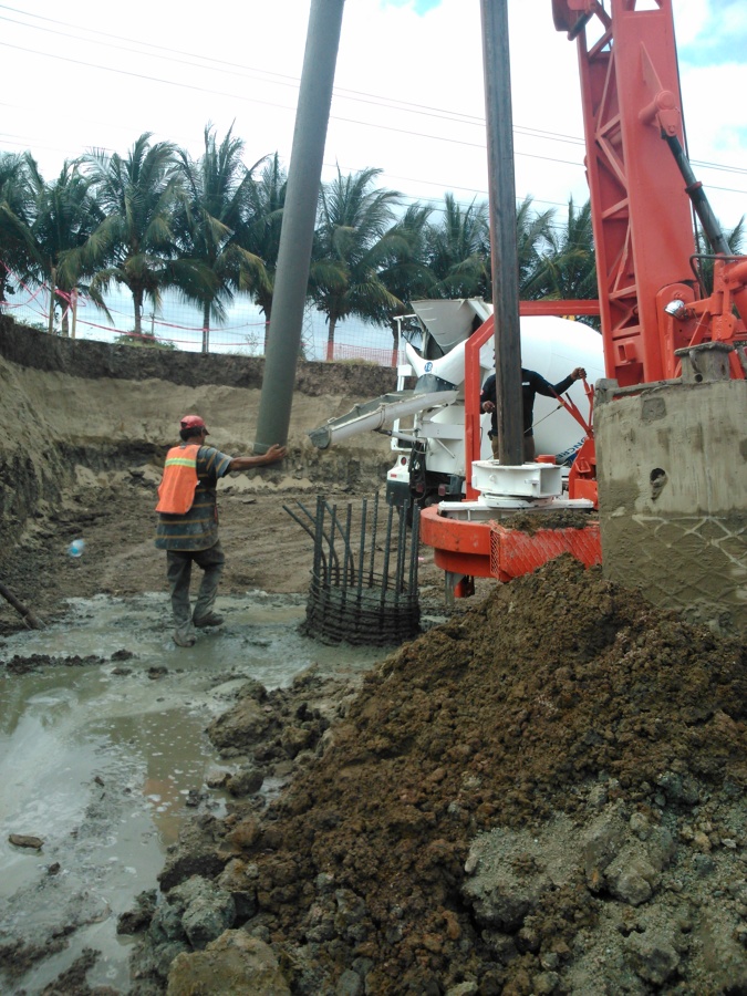 RETIRO DE TUBERIA TREMI TERMINANDO DE VACIAR CONCRETO EN PILA DE CIMENTACION