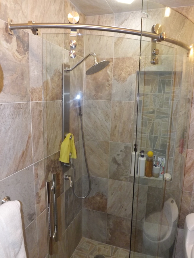 puerta vidrio curvo para baño