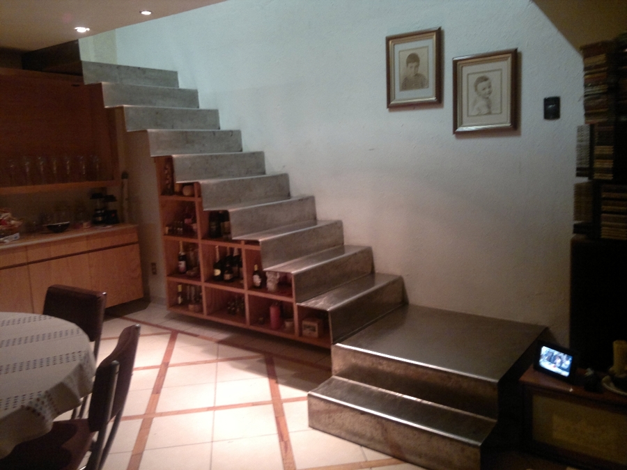 Escalera de placa metalica