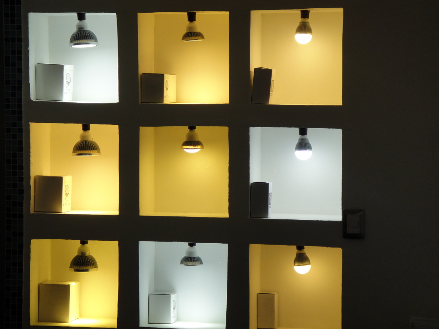 EXHIBIDOR DE DIFERENTES TIPOS DE LUZ