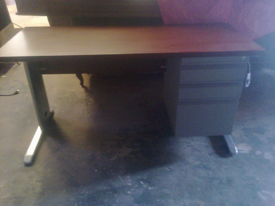 ESCRITORIO CUBIERTA DE MELAMINA ARCHIVO METALICO