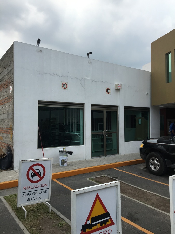 Fachada y rótulo local Parstore