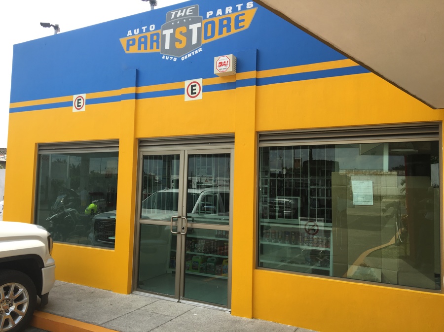 Fachada y rótulo local Partstore