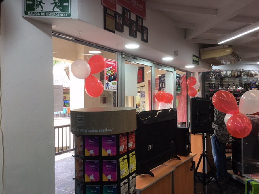 Cambio de luminarias en cajillo de tablaroca.Radioshack.