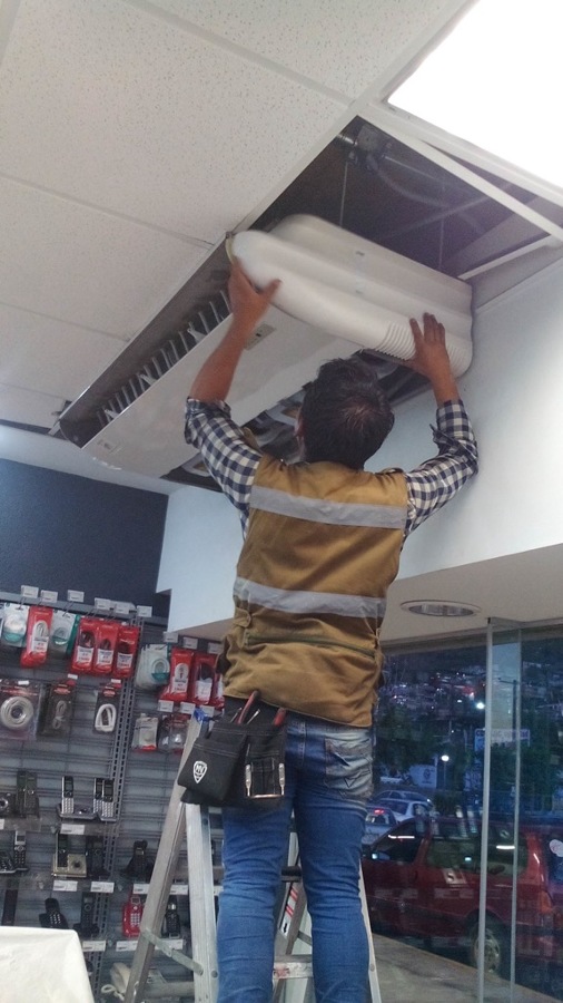 Mantenimiento de aires acondicionado .Radioshack.