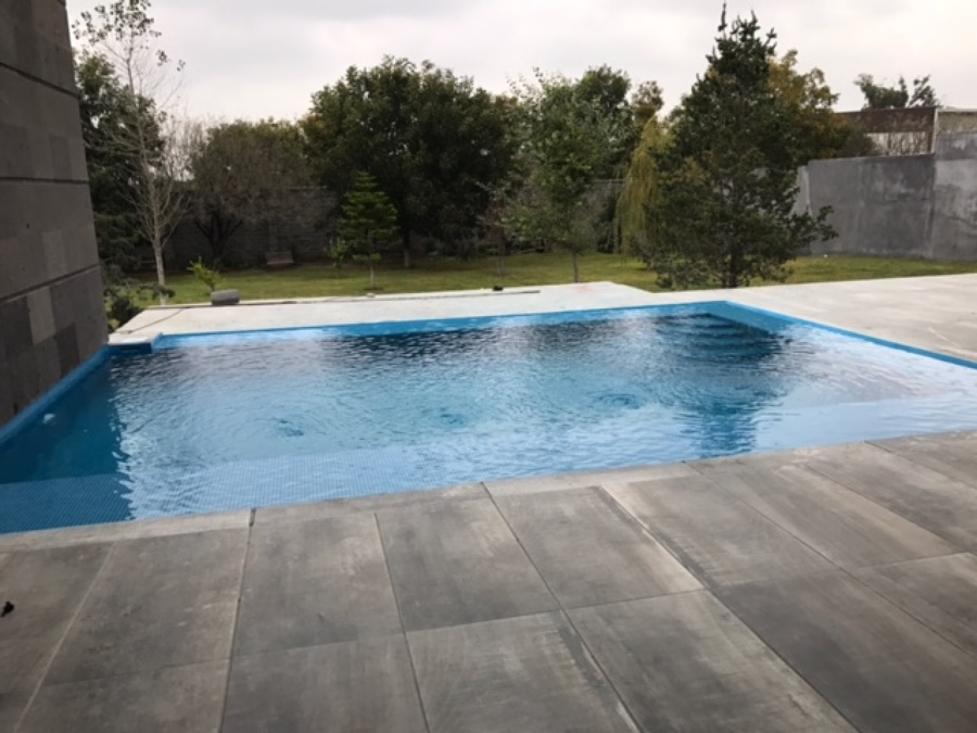 ALBERCA CON ASOLEADERO