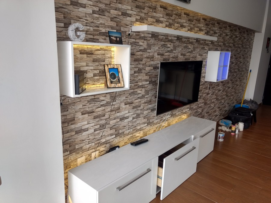 Mueble de sala con repisa, vitrina y cubo. En madera con terminación blanco brillante.