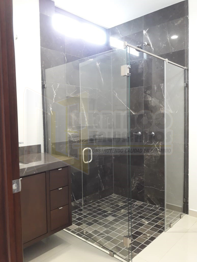 Cancel de baño en escuadra.