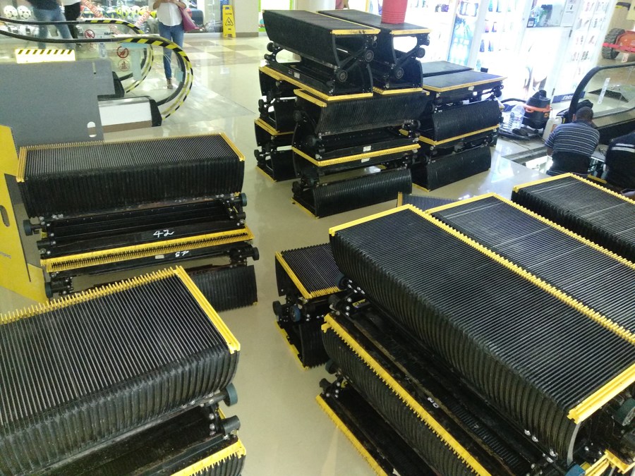 Lacvado de peldaños escalera electrica