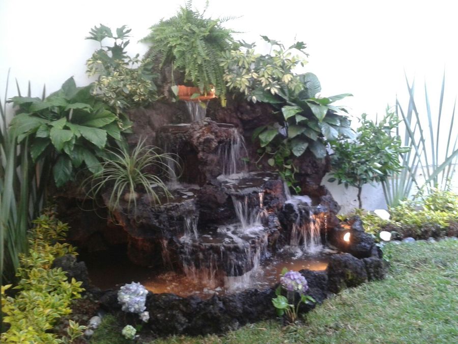 Cascada de piedra volcánica