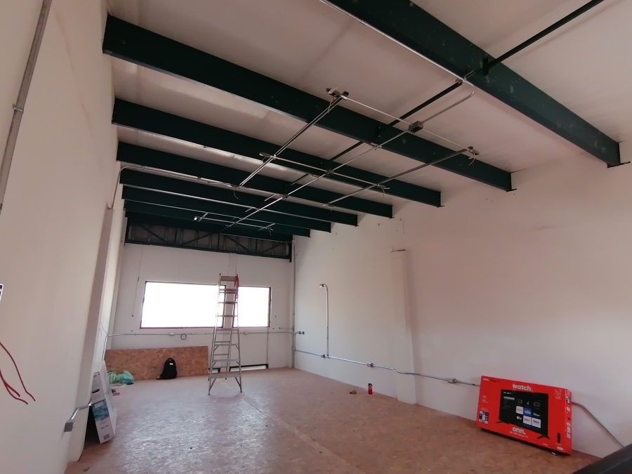 Línea de contactos y lámparas en tapanco