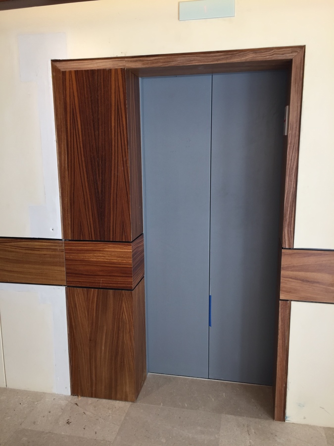 Verificación de acabados de madera en recepción de puertas