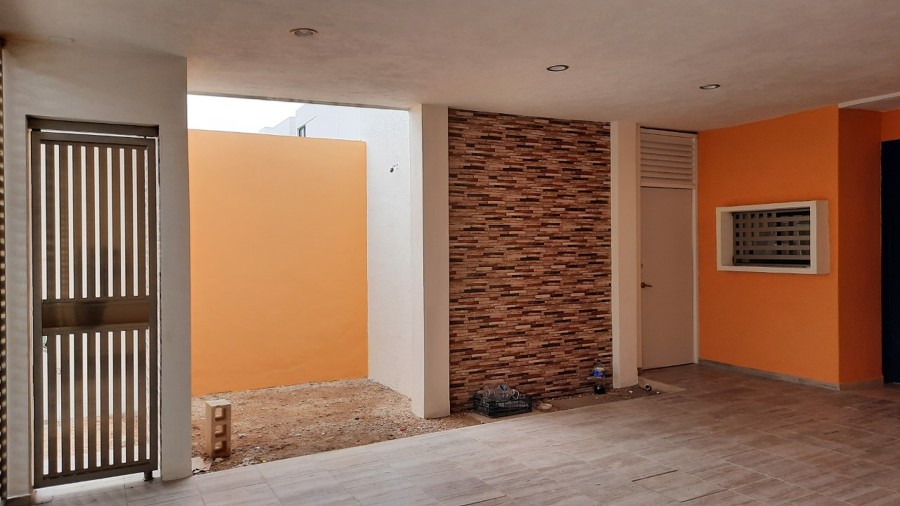 jardin interior y cochera