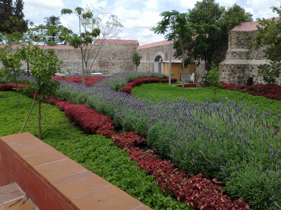 Jardines y barda perimetral del Huerto