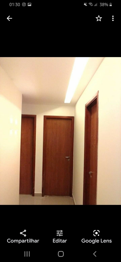 Pintura pared  y barniz en puertas.