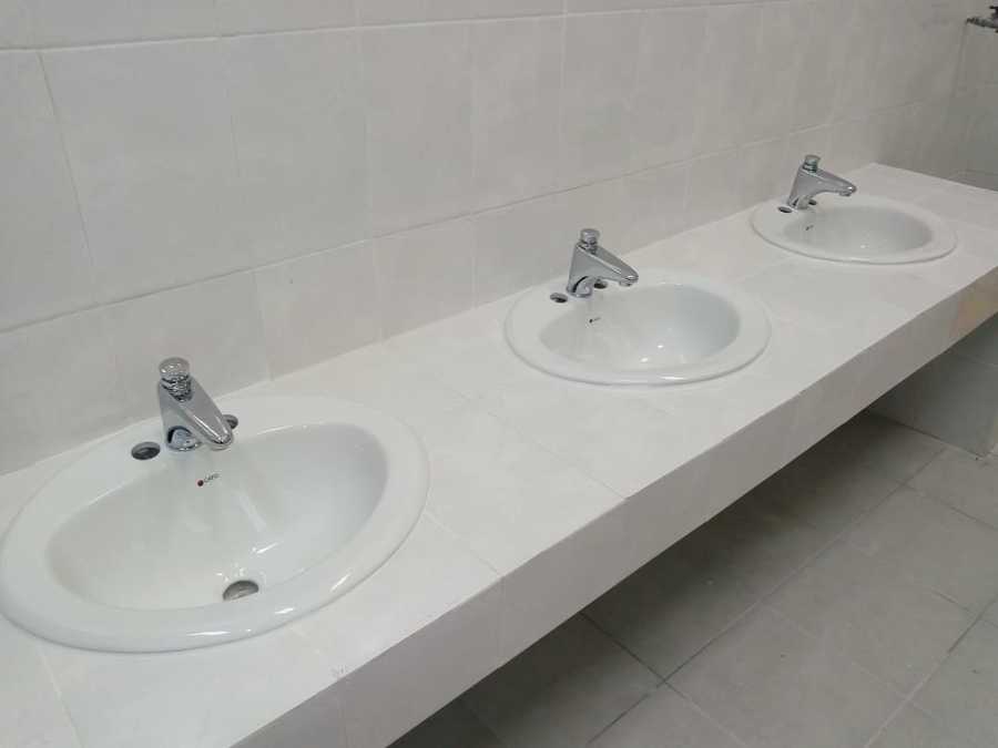 instalación de lavabos y muebles sanitarios en baños de escuela