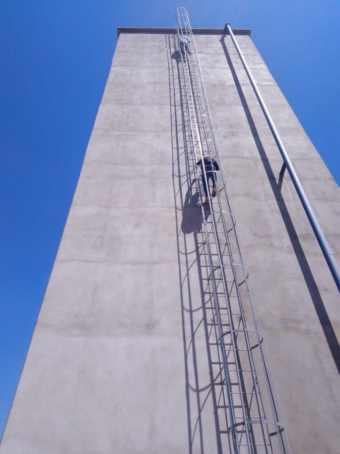 Tanque elevado de pozo de agua potable