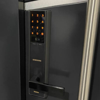 Cerradura moderna para puerta de aluminio https://www.puertasexclusivas.com/