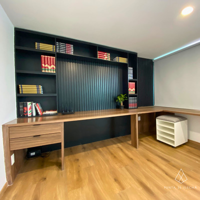 Escritorio con librero.