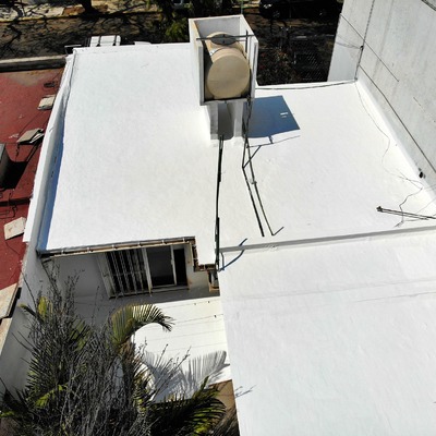 Impermeabilizante acrílico color blanco fresco.