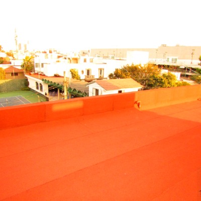 Sistema prefabricado color rojo terracota.