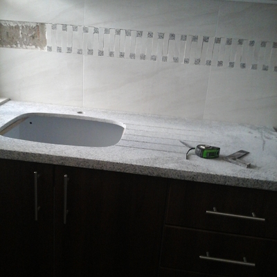 instalando en obra cubierta de granito