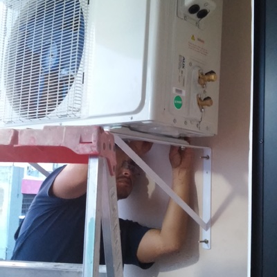 fijacion de unidad exterior a ménsulas