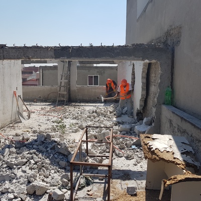 Demolición a mano