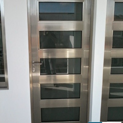 Puerta de  aluminio linea española brillante para entrada