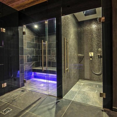 Colocación de puertas de vidrio templado con herrajes de acero inoxidable