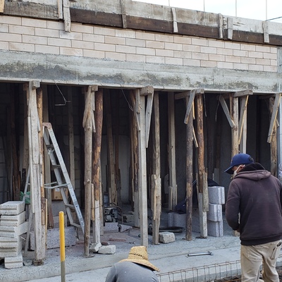 Colado de losa de salón de usos múltiples en vivienda residencial