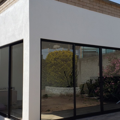 Exterior de salón de usos múltiples en vivienda residencial