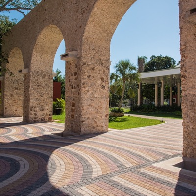 Arcos de mampostería de piedra y piso de adoquines de colores
