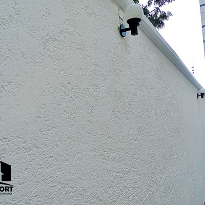 Impermeabilizante acrílico en muros, color blanco fresco.