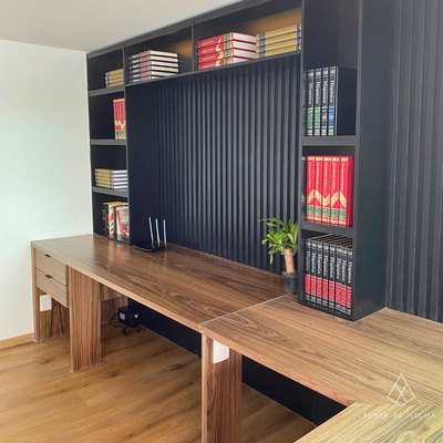 Escritorio con librero.