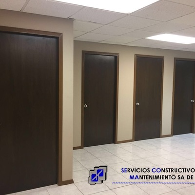 Restauración de puertas, vistas y zoclo de madera.