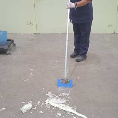 Tallado de pegamento en almacén