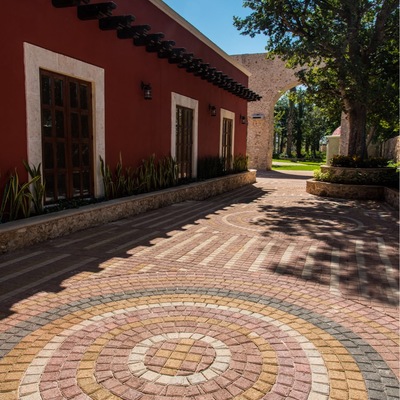 Piso de adoquines de concreto en área de terraza exterior