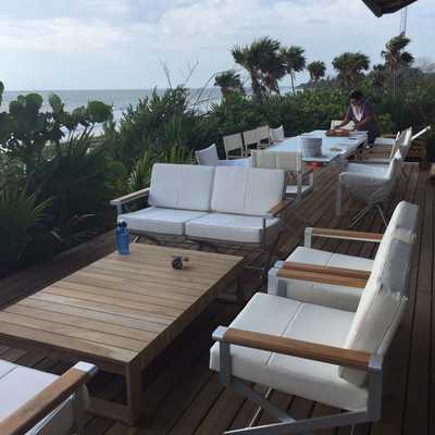 Construcción y diseño de balcón descanso hotel.