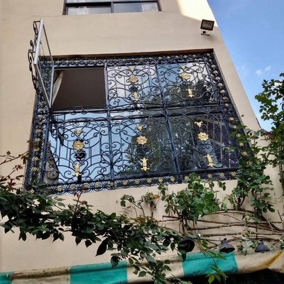 Ventana con protección de herrería