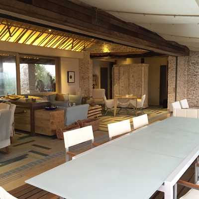 Construcción y diseño de comedor en hotel.