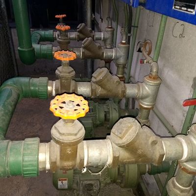 instalación de bombas de agua y tablero de control